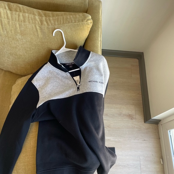 This V-neck sweater will be the versatile hue that goes with nearly anything - Picture 2 of 9